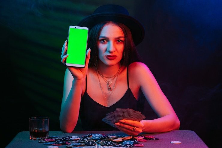 Pengguna melakukan login aman di perangkat ponsel dalam suasana santai rumah