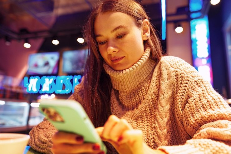 Pengguna di Jakarta asyik menjelajahi aplikasi taruhan olahraga melalui smartphone